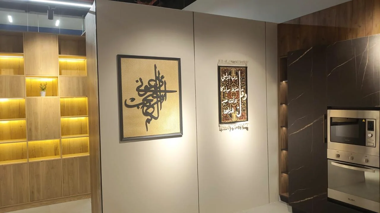 مطبخ خشب داكن منفذ